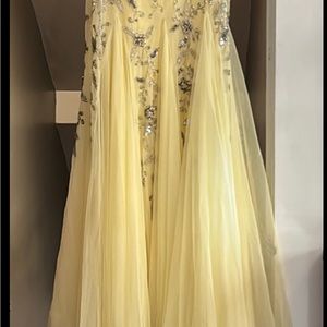 Sherri hill prom desk size 0. Used with some wear as pictured